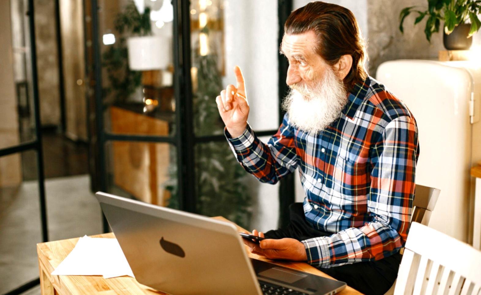 Красивая свадебная арка с цветами на фоне гор